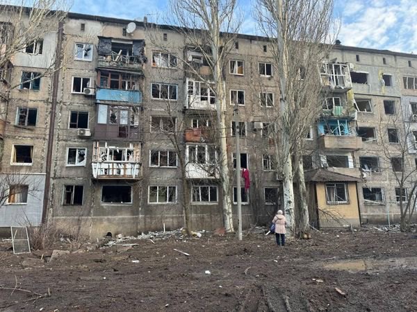 3 personer dödades, inklusive ett barn och en gravid kvinna, ytterligare 12 skadades till följd av ryskt bombardement av Selydove