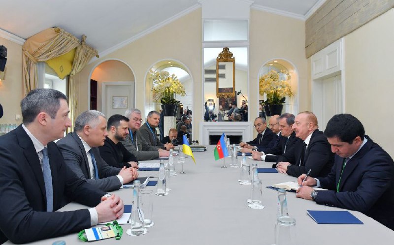 Prezidents Zelenskis Minhenē tikās ar Azerbaidžānas prezidentu