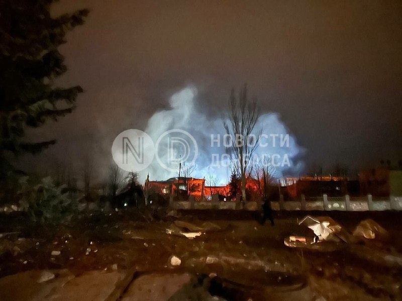 Съобщава се, че пречиствателната станция гори след руски ракетен удар в Краматорск