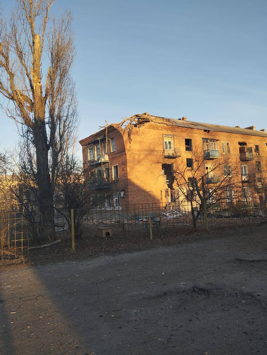 Lägenhetskvarteren skadades som ett resultat av Shahed drönares attack i Derhachi i Charkiv-regionen