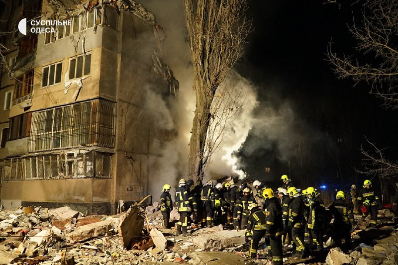 Odesā bezpilota lidaparāta trieciena rezultātā daļēji sabrukusi dzīvojamā māja