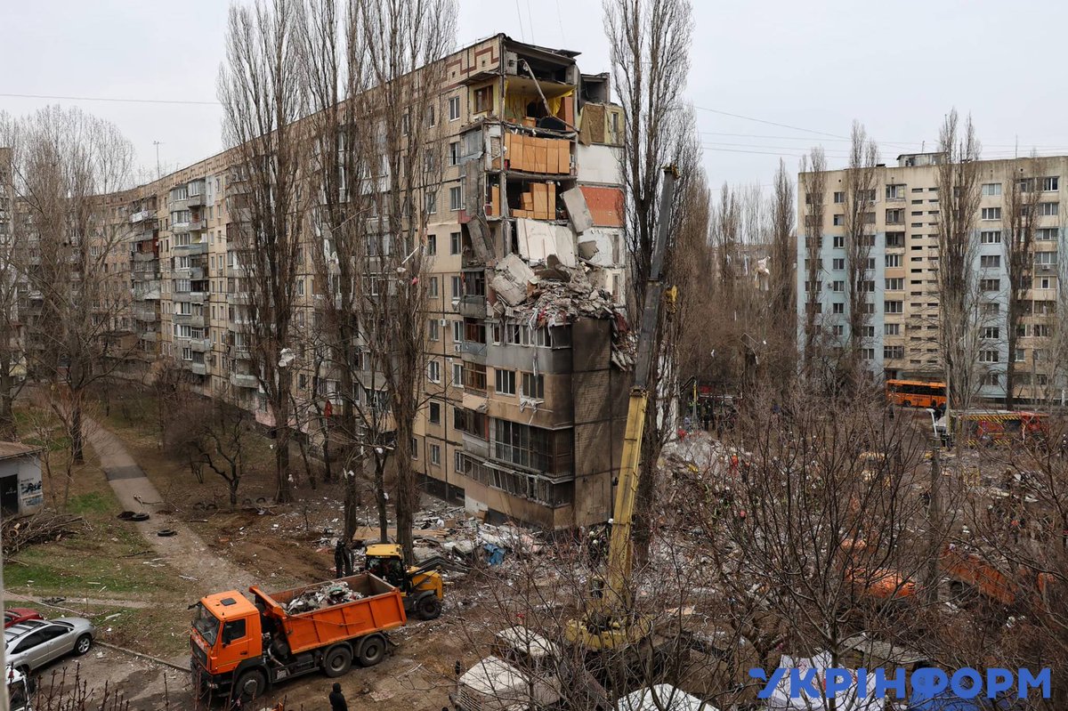 Os corpos de um bebê e de uma mulher foram extraídos dos escombros de um prédio residencial, destruído no ataque de drones russos em Odesa na noite passada, elevando o número de mortos para 7