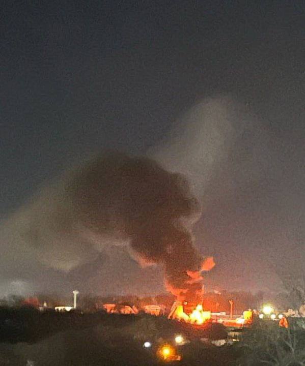 Oriolā bezpilota lidaparāta uzbrukuma rezultātā deg naftas bāze