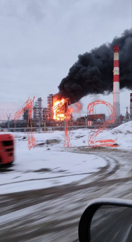 Πυρκαγιά στο Lukoil-Nizhegorodnefteorgsintez στην πόλη Kstovo, η οποία δέχτηκε επίθεση από UAV