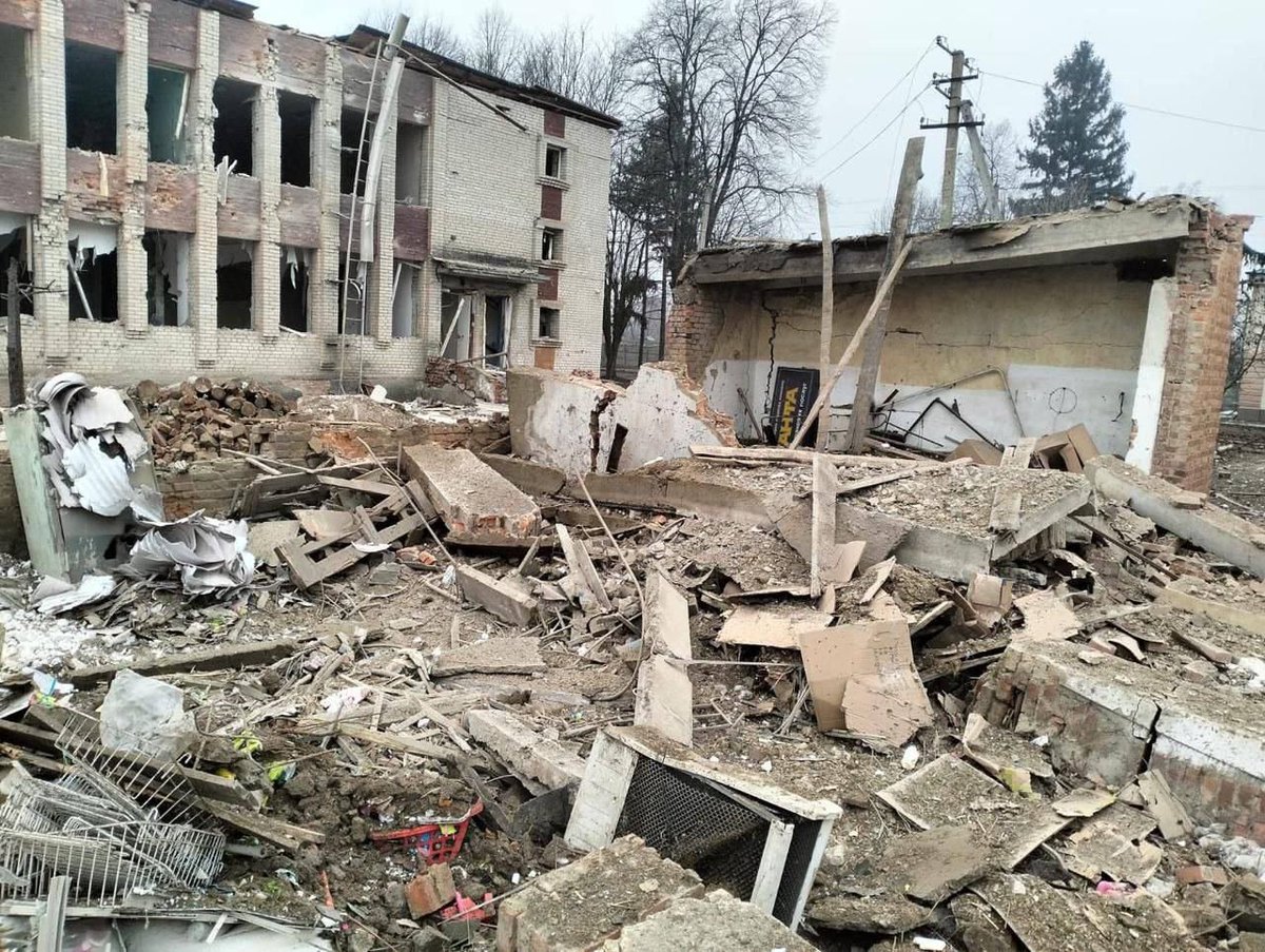 Distruzione a seguito di attacchi aerei russi a Velyka Pysarivka nella regione di Sumy
