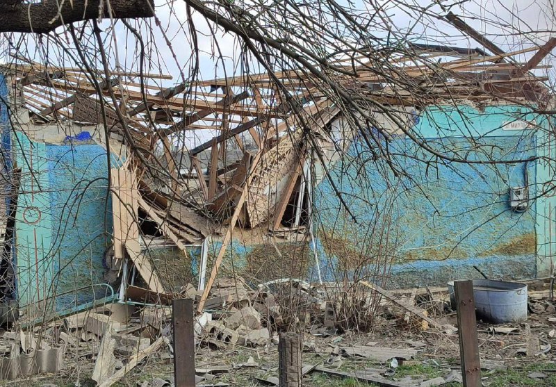 गोलाबारी के परिणामस्वरूप डोनेट्स्क क्षेत्र के मक्सिमिलियानिव्का गाँव में क्षति