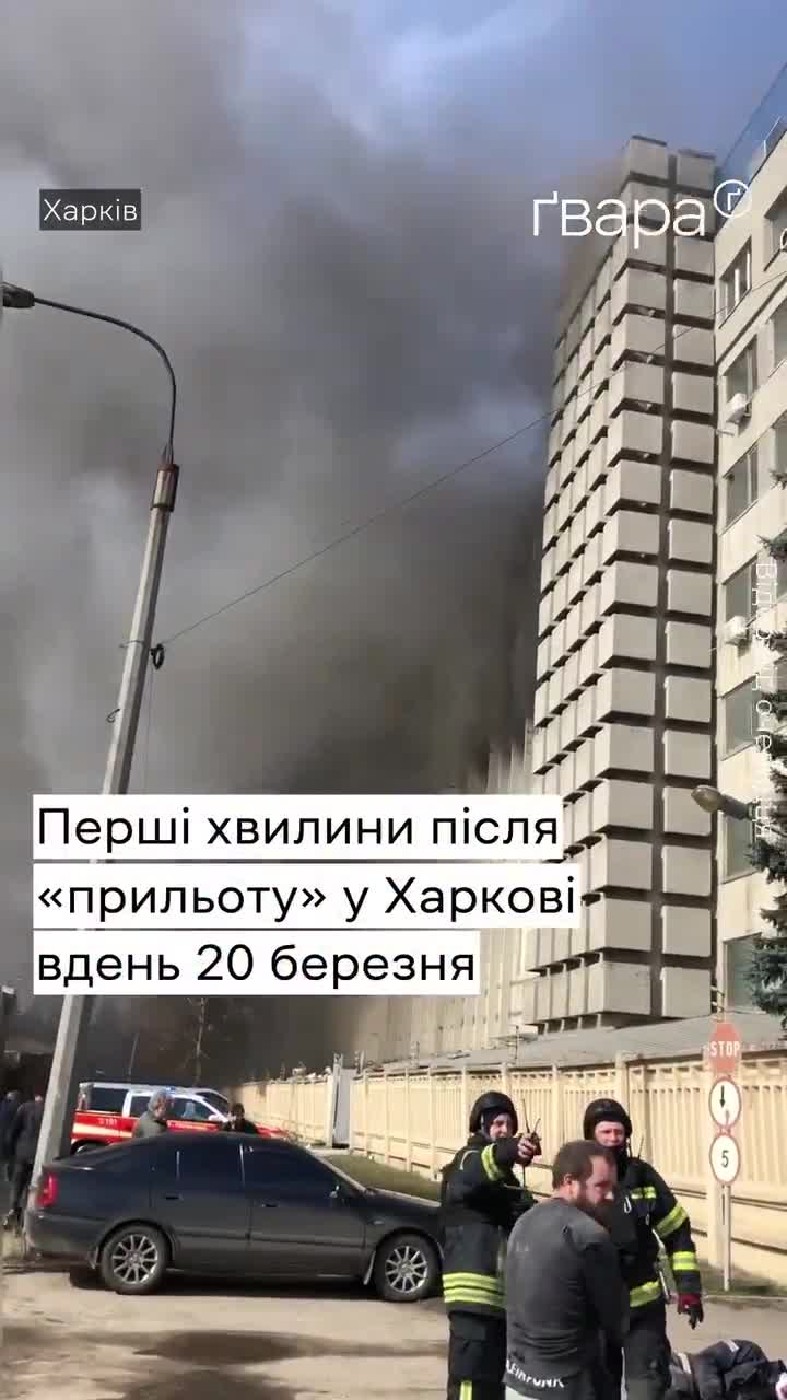 10 žmonių gali būti įstrigę po Charkovo spaustuvės griuvėsiais, Rusijai prieš valandą pataikius raketa. Iki šiol rasti keturi kūnai