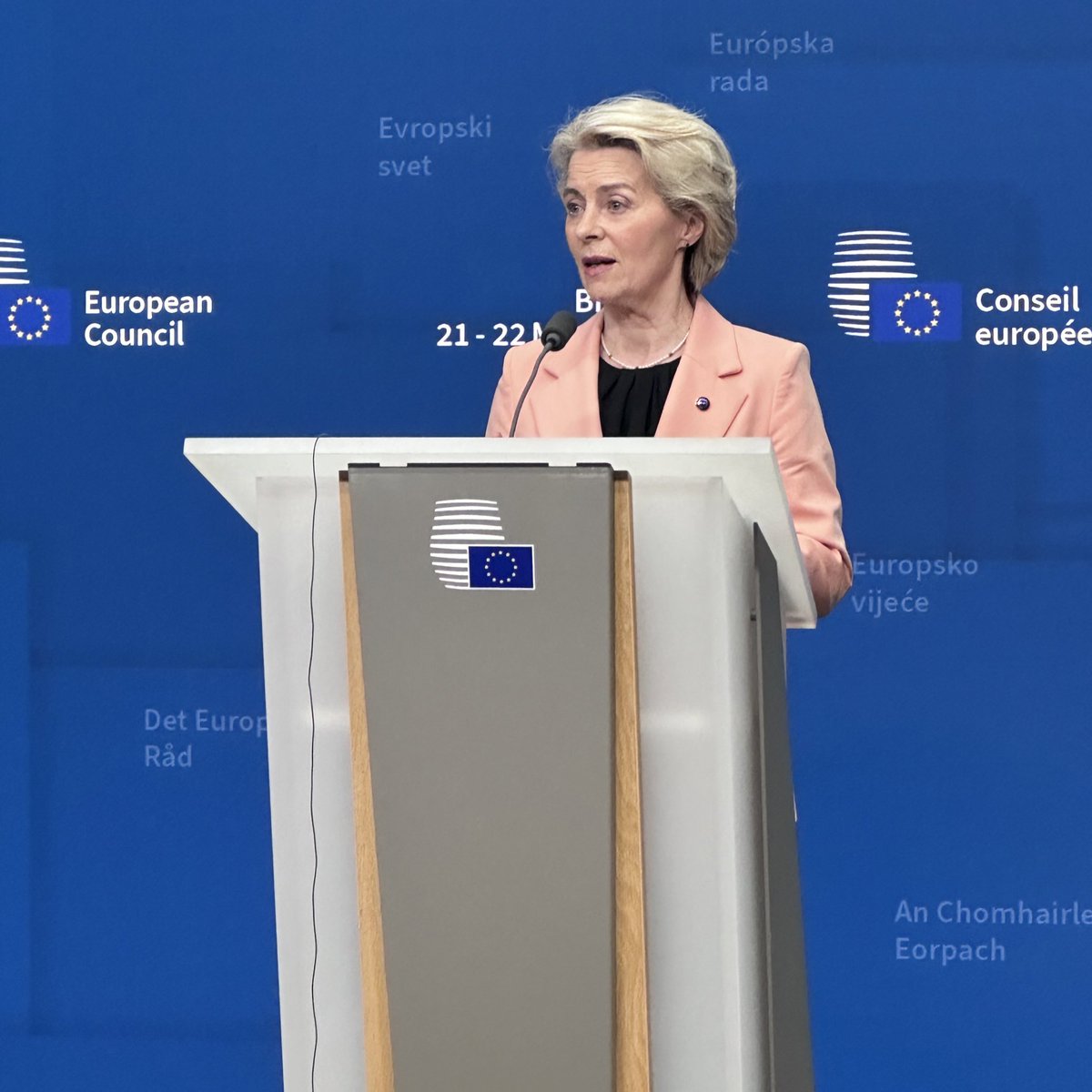 La presidenta de la Comissió Europea, Ursula von der Leyen, va dir que els primers mil milions de beneficis extraordinaris (al voltant de 3.000 milions d'euros) dels actius russos congelats es podrien alliberar tan aviat com l'1 de juliol. Els líders de la UE han acordat avançar en l'ús dels diners per donar suport a Ucraïna
