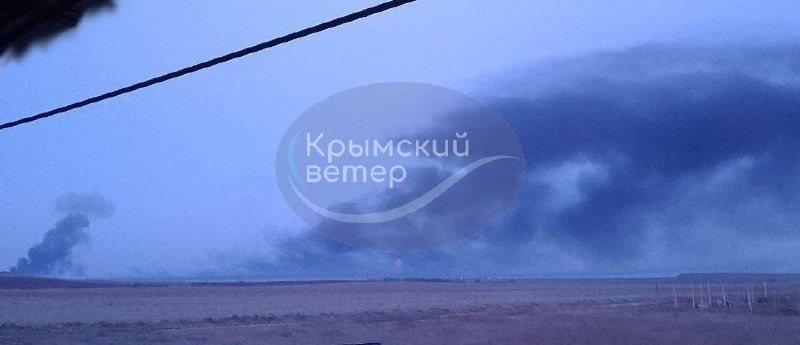 Incêndio no depósito de petróleo em Hvardiyske, perto de Simferopol, ocupou a Crimeia