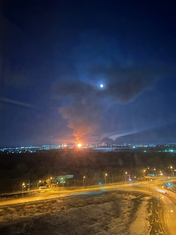 De Kuibyshev-olieraffinaderij schortte haar activiteiten op na een UAV-aanval op 23 maart. Een van de eenheden raakte beschadigd. ASTRA-bronnen: Als gevolg van de aanval op de olieraffinaderij in Samara raakte de AVT-4-eenheid beschadigd en werd de productiecyclus van de fabriek stopgezet.