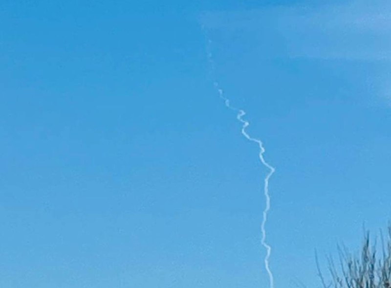 Mariupolē redzamas raķetes palaišanas pēdas