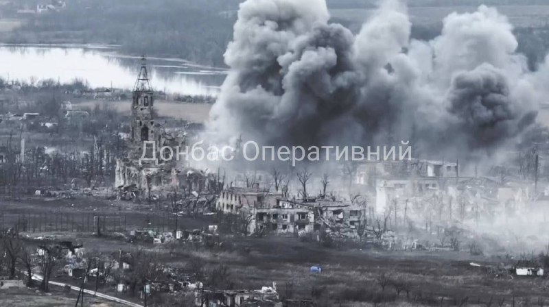 Esplosioni a Novomykhailivka dopo il bombardamento