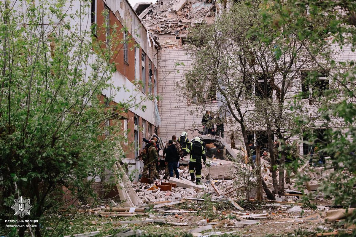 Bojāgājušo skaits Krievijas raķešu triecienā Čerņigovā pieaudzis līdz 16 bojāgājušajiem, vēl 61 ievainots, tostarp 3 bērni