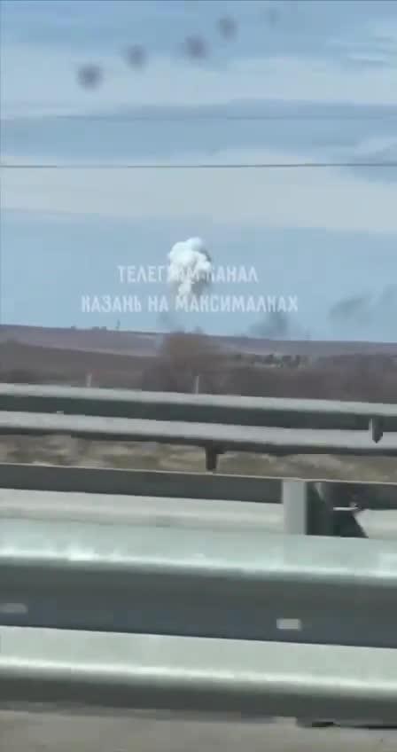 Pranešama apie galingus sprogimus iš Tatarstano Rusijoje. Didžiulius dūmų stulpus galima pamatyti vaizdo įrašuose. Teigiama, kad dronai šį rytą smogė strateginių bombonešių, tokių kaip Tu-22M ir Tu-160M, gamybos ir remonto patalpos. Šaltinis: Telegram / OperativnoZSU