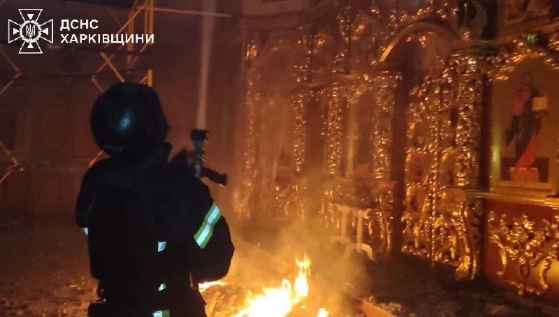 Uma igreja pegou fogo como resultado de bombardeio russo em Vovchansk
