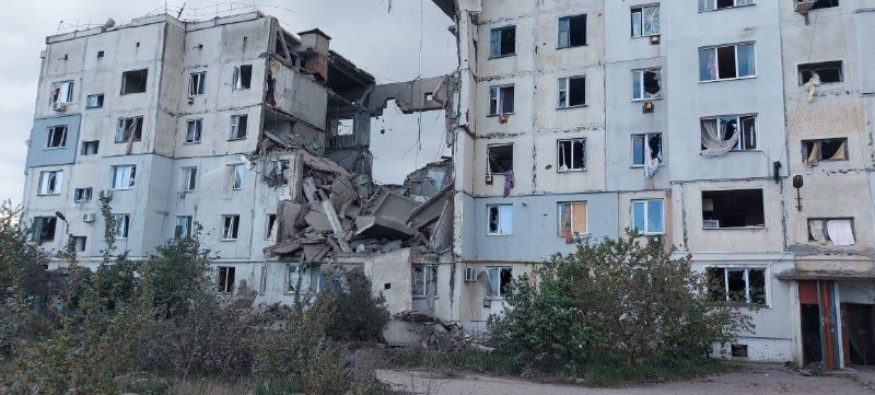 Una casa parzialmente distrutta dall'attacco aereo russo a Kozatske, nella regione di Kherson