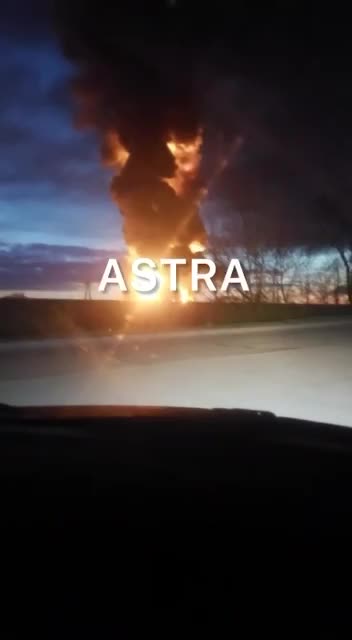 Incêndio e explosões no depósito de petróleo Rosneft na região de Smolensk durante a noite