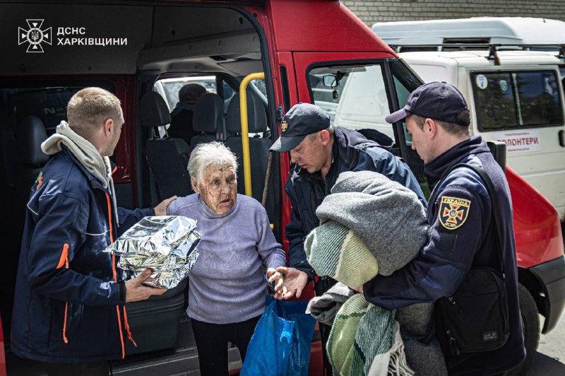 Evakueringen av människor i Charkiv-regionen har pågått i mer än två dagar, - den regionala räddningstjänsten. För närvarande har mer än 4 500 invånare evakuerats från gränsbosättningarna i distrikten Bogodukhiv, Chuhuiv och Charkiv