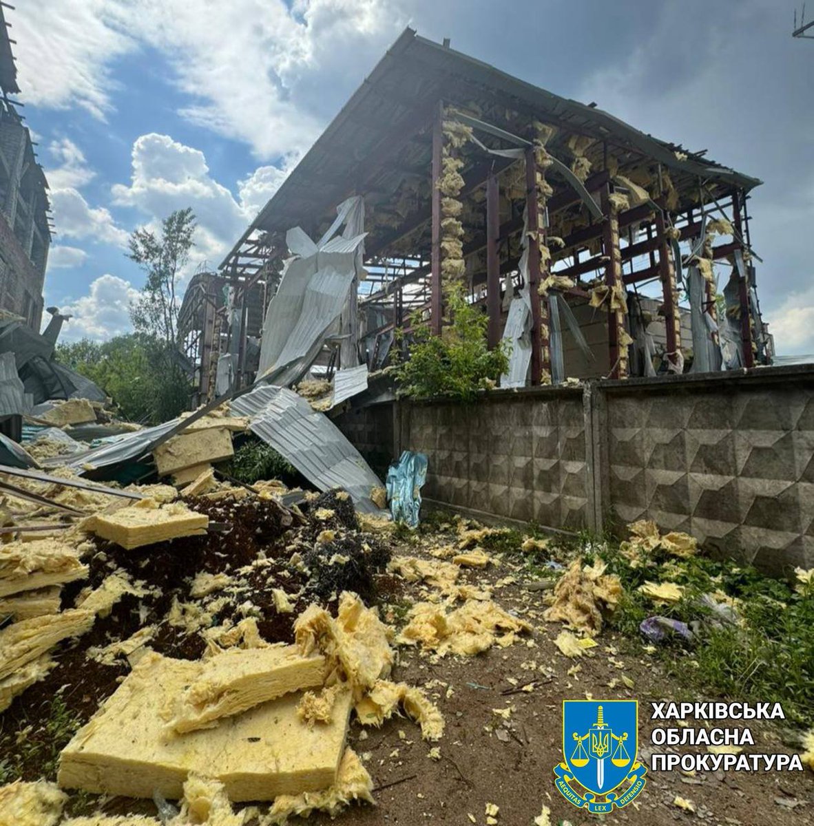 Разрушения промышленного здания в результате удара российской авиации в Харькове