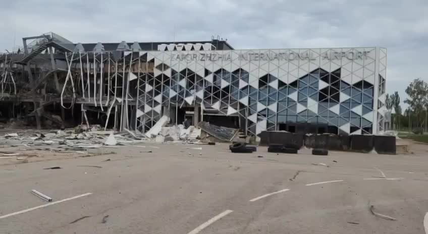 Schade aan de terminal van de luchthaven Zaporizja als gevolg van Russische raketaanvallen