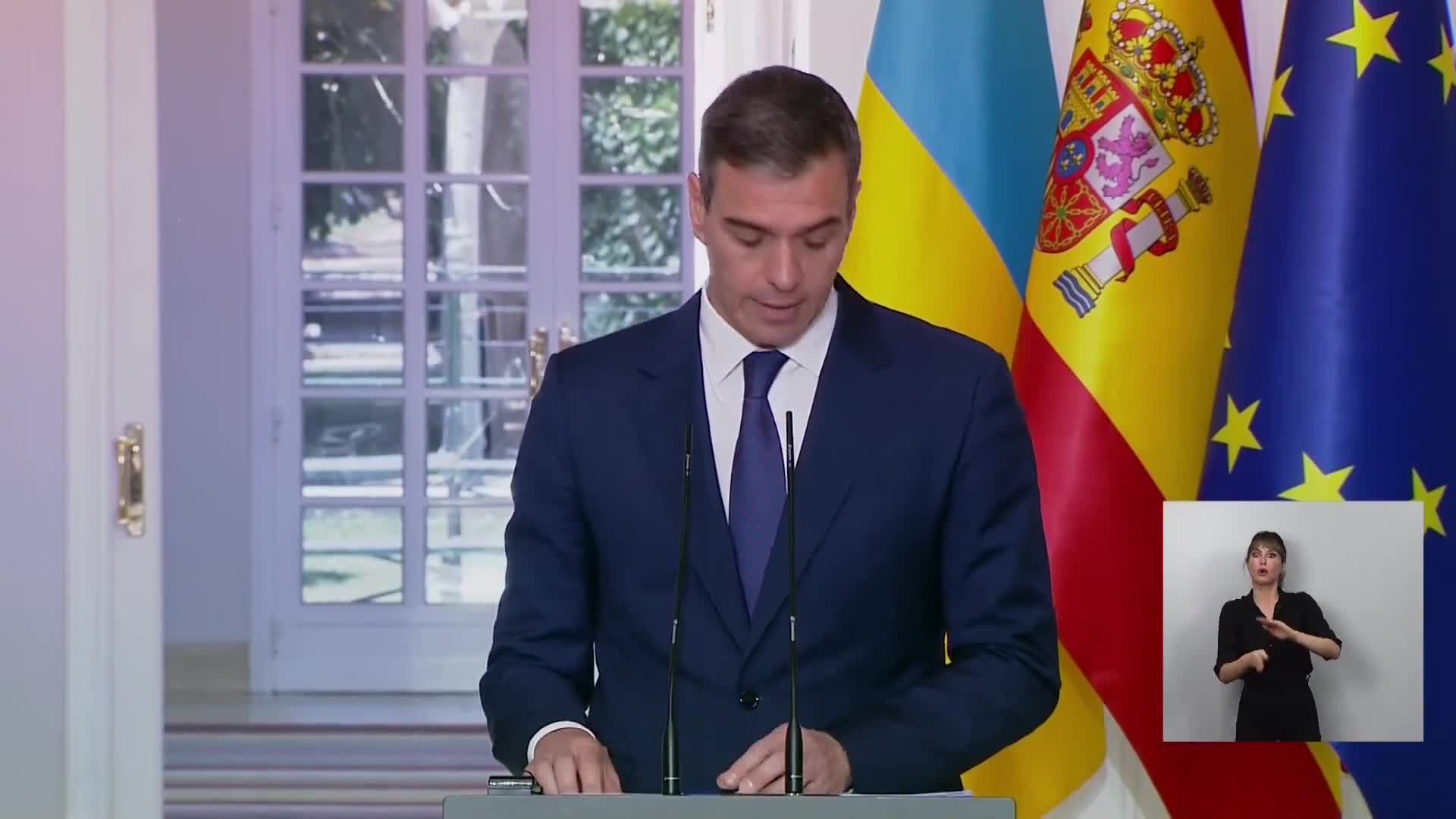Sánchez bekräftar Spaniens fasta engagemang för Ukraina och lyfter fram flera områden: Ukraina kommer att förses med instrument för sitt försvar. Humanitärt, ekonomiskt stöd, återuppbyggnadshjälp. Militärt åtagande på en miljard euro för att stärka dess kapacitet