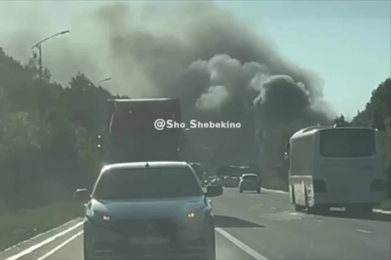 A la regió de Belgorod, l'equip militar està en flames a la carretera de circumval·lació a Koroche. S'informa que el comboi va ser atacat per un dron ucraïnès; segons una altra versió, un tractor militar que transportava un tanc va xocar amb un altre cotxe a la carretera