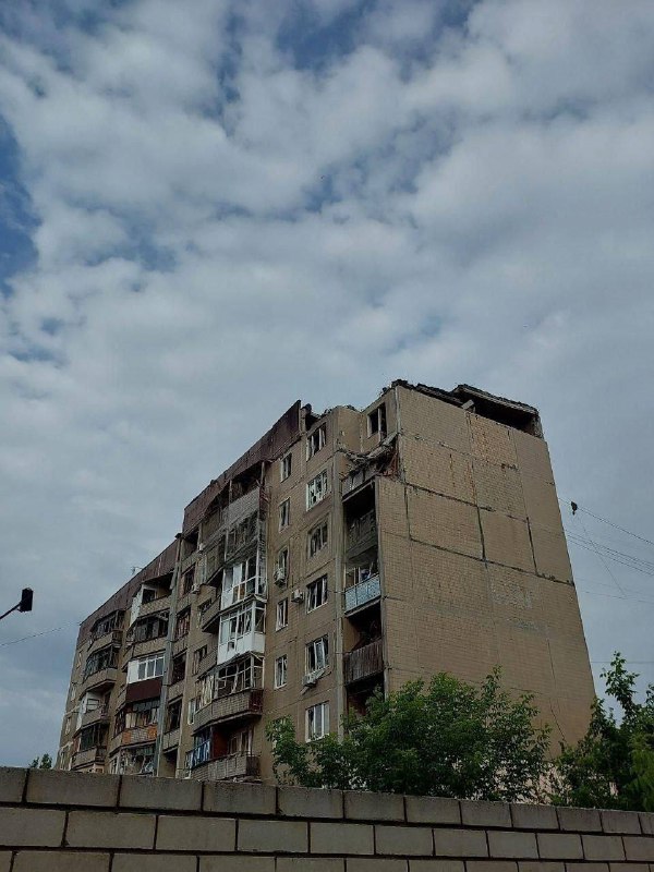 Skador på bostadshus till följd av ryskt bombardement i Kostiantynivka