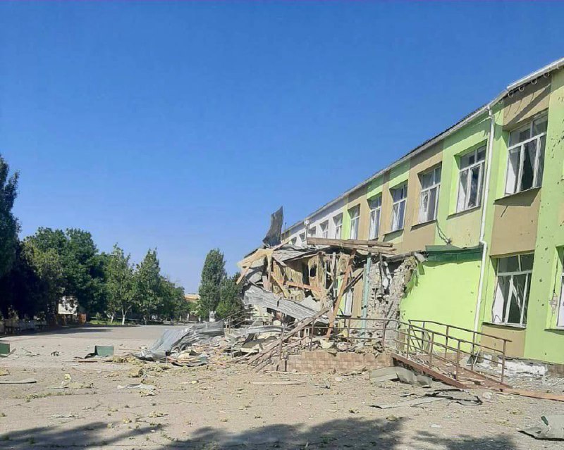 تضررت مدرسة نتيجة القصف الروسي في تومينا بالكا في منطقة خيرسون