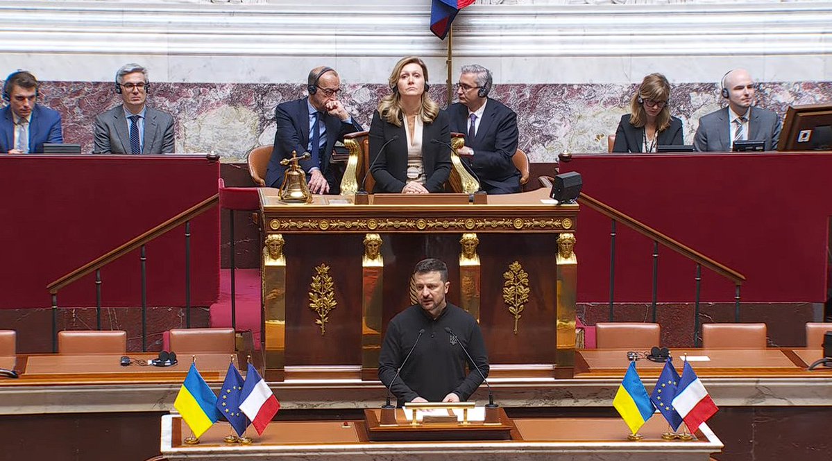 زلنسکی اکنون در مجلس ملی فرانسه سخنرانی می کند