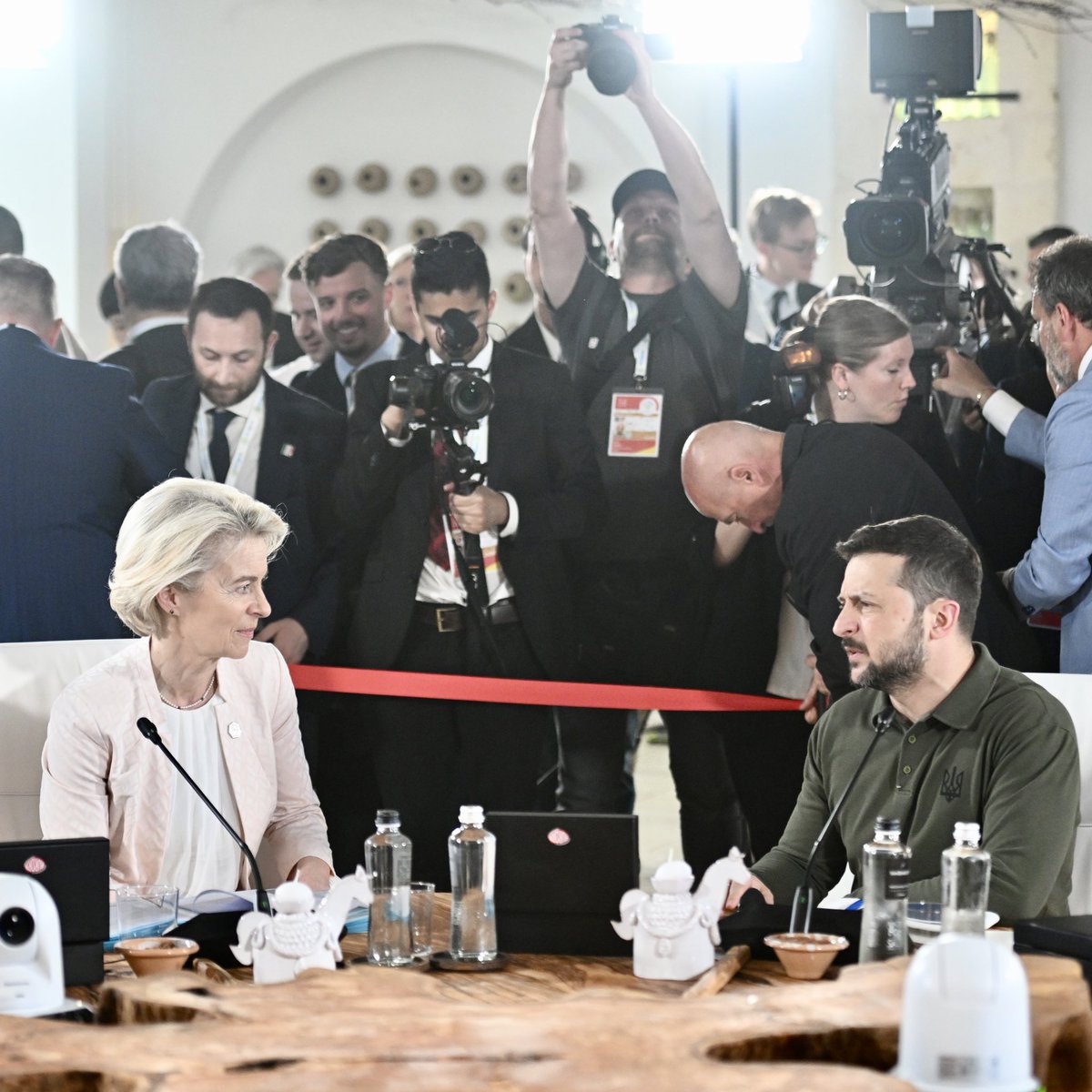 Ursula von der Leyen: De G7 heeft ermee ingestemd Oekraïne tegen het einde van het jaar leningen te verstrekken ter waarde van ongeveer 50 miljard dollar. We zullen de meevallers uit de Russische staatsobligaties gebruiken om deze terug te betalen. Dit bouwt voort op het optreden van de EU, waarbij we deze onverwachte winsten al naar de defensie en wederopbouw van Oekraïne sturen
