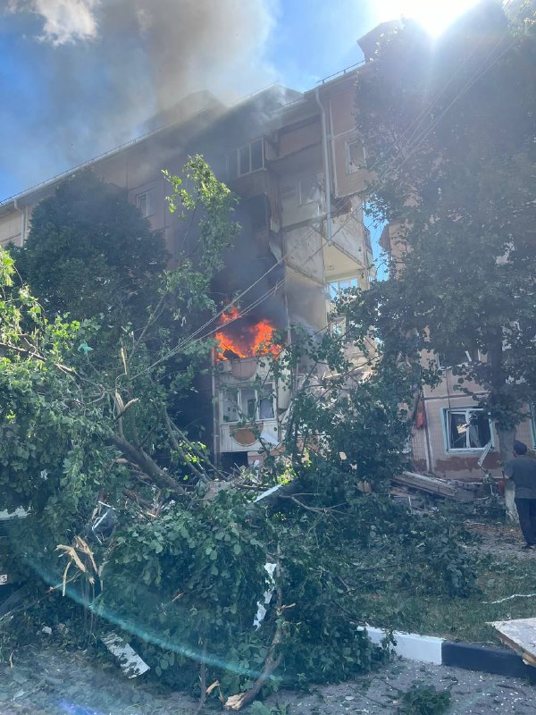 3 ferits com un edifici residencial s'ha ensorrat parcialment a Schebekyno, a la regió de Belgorod. Les autoritats locals diuen a causa dels bombardeigs