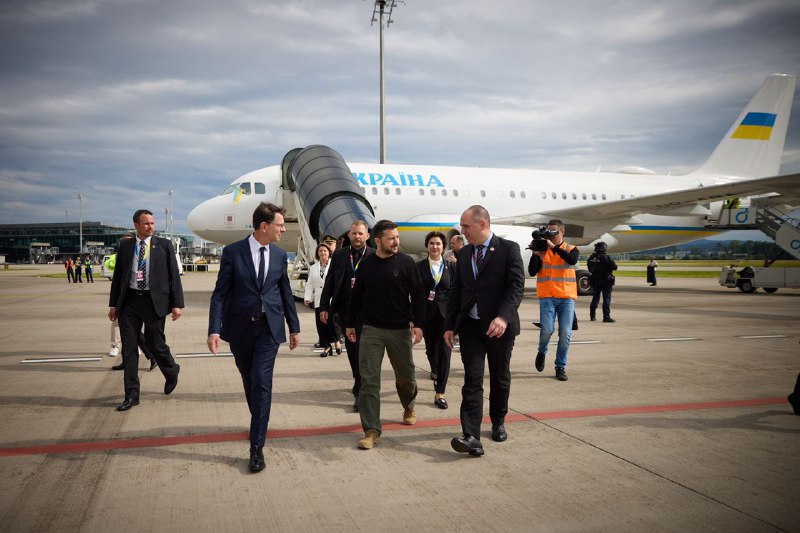 وصل الرئيس زيلينسكي إلى سويسرا لحضور قمة السلام العالمية