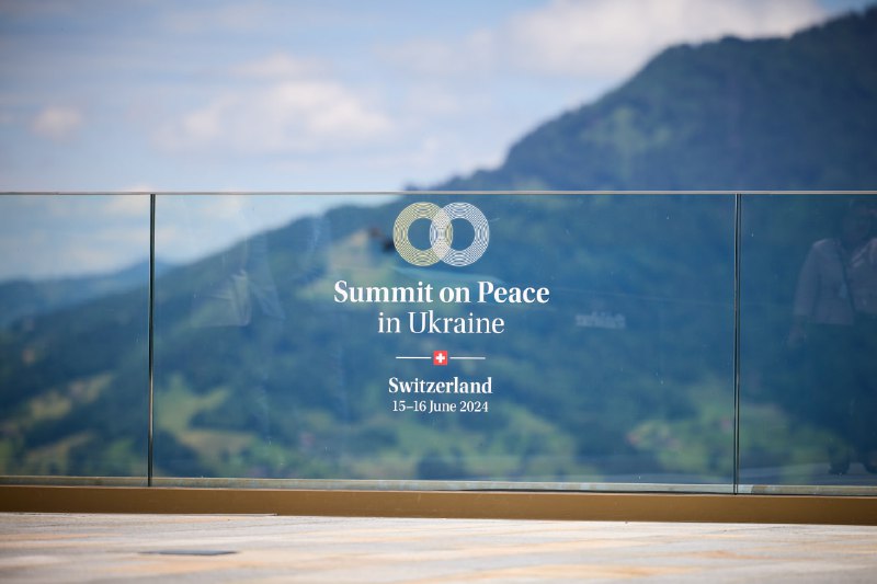 Tijdens de Global Peace Summit in Zwitserland, die plaatsvond op 15 en 16 juni, bereikten de deelnemers overeenstemming over een gemeenschappelijk standpunt over drie punten: voedselveiligheid, nucleaire en energieveiligheid, en de vrijlating van alle gevangengenomen en gedeporteerde Oekraïense mannen en vrouwen, volwassenen en kinderen ontvoerd door Rusland. De belangrijkste beginselen met betrekking tot deze elementen voor een rechtvaardige en duurzame vrede worden uiteengezet in het Gezamenlijk Communiqué over de Grondslagen van de Vrede
