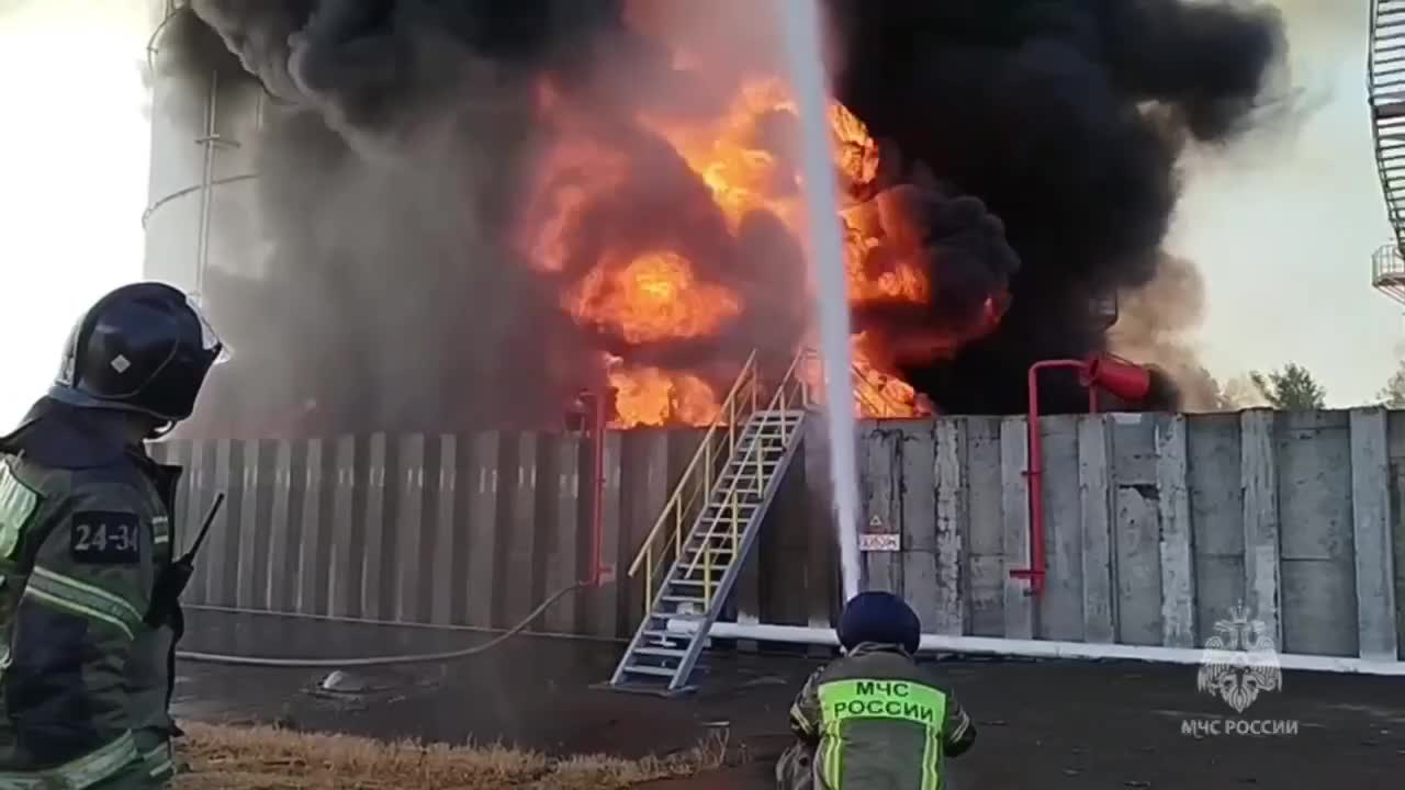 یک انبار نفت در شهر آزوف در منطقه روستوف در اثر حمله پهپاد در آتش سوخت