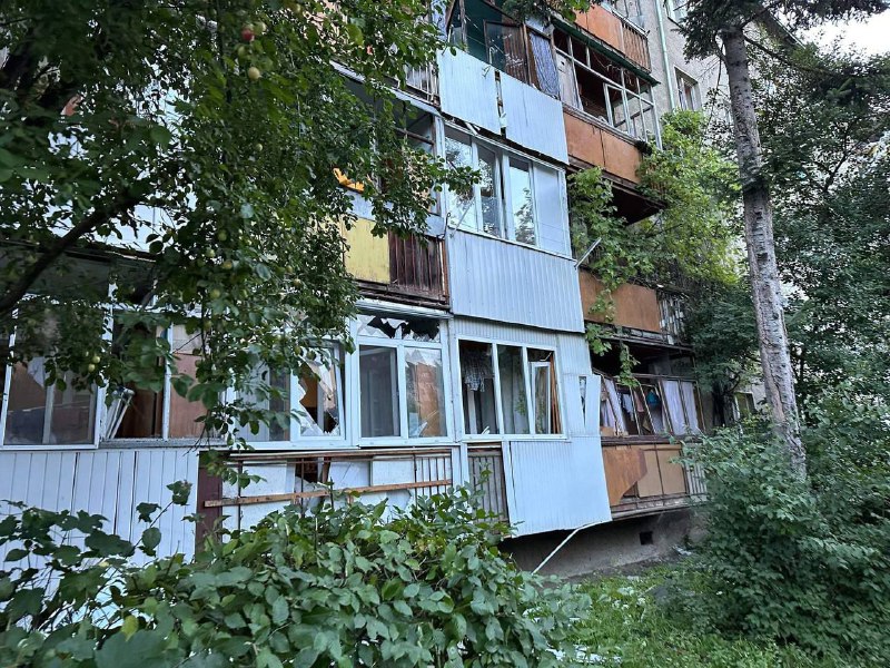 Zniszczenia w Iwano-Frankowsku w wyniku rosyjskiego ataku rakietowego