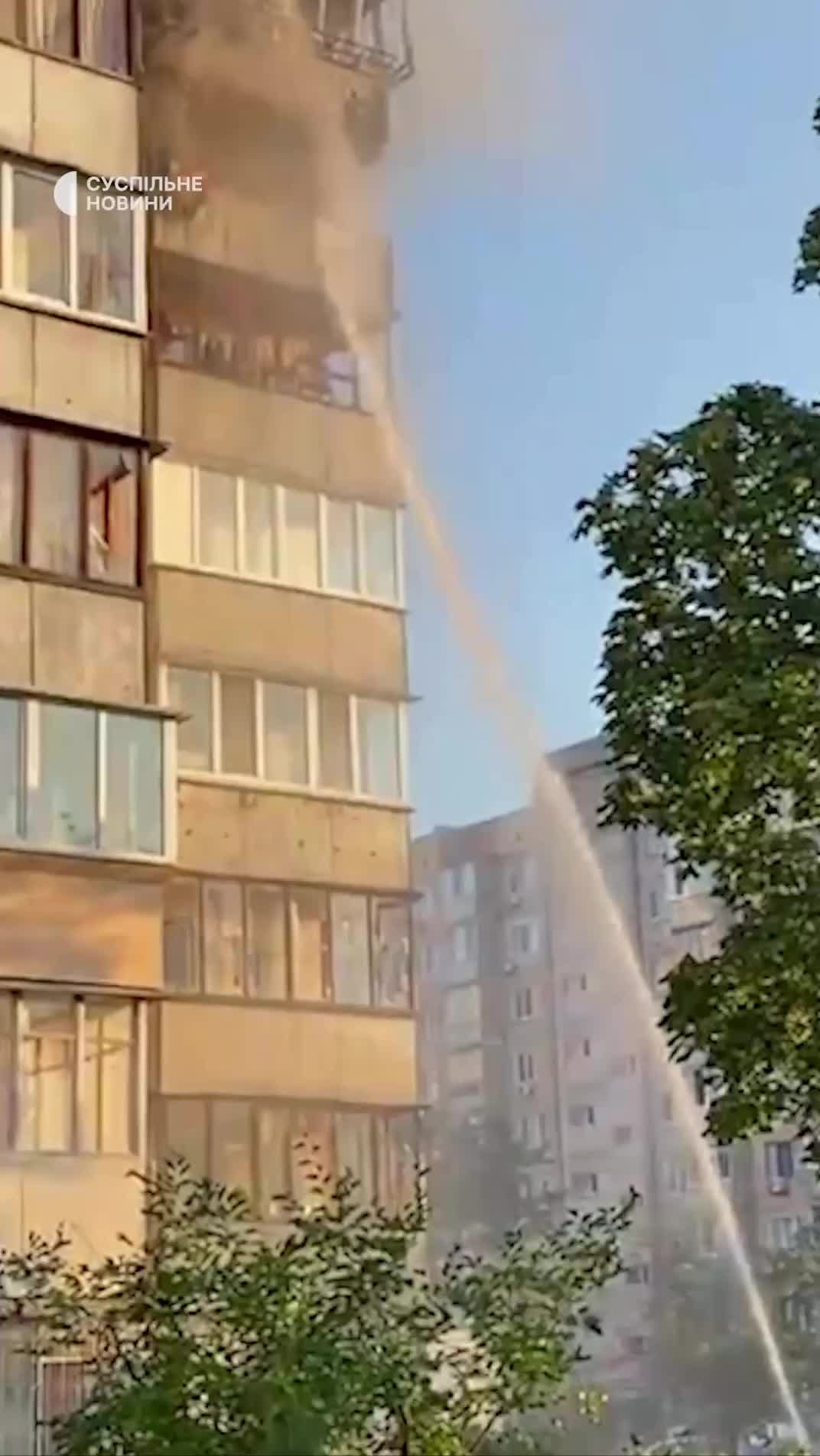 Po Rusijos raketos smūgio Kijevo Obolonskio rajone apgadintas gyvenamasis pastatas