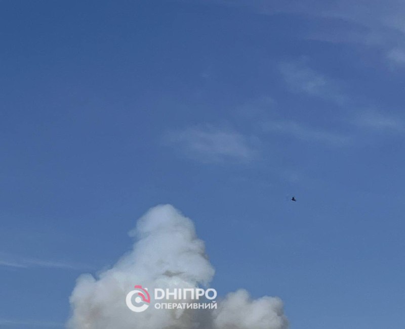 Rök över staden Dnipro efter rapporterade missil- och drönarangrepp
