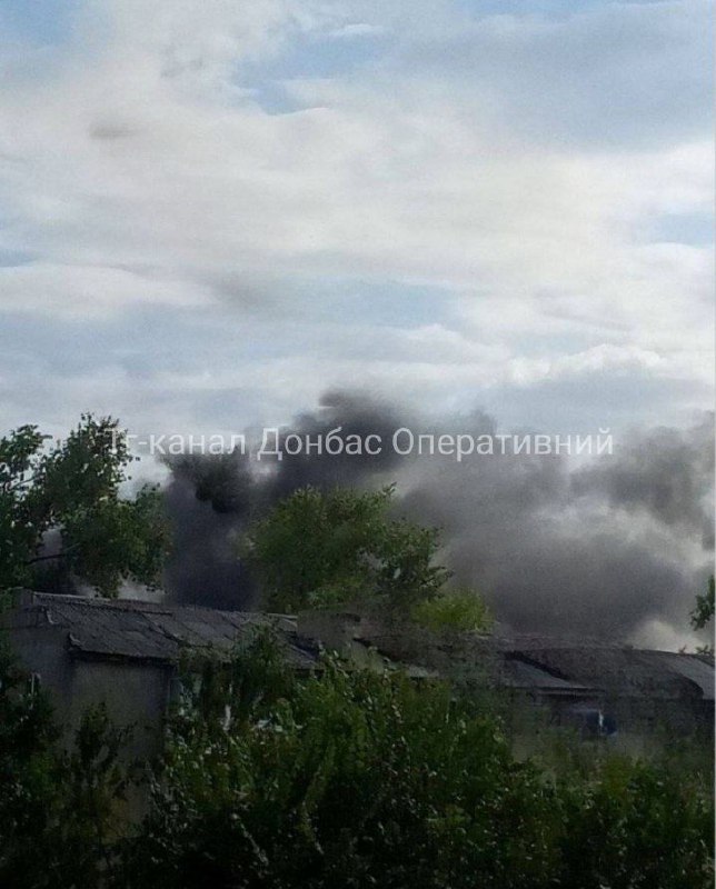 Incêndio na região de Ukrainsk, na região de Donetsk, como resultado de bombardeio