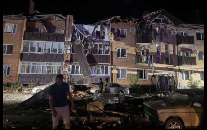 Krasnodar diyarının Primorsko-Axtarsk şəhərində pilotsuz təyyarənin yaşayış evini vurması nəticəsində uşaq ölüb, 6 nəfər yaralanıb.