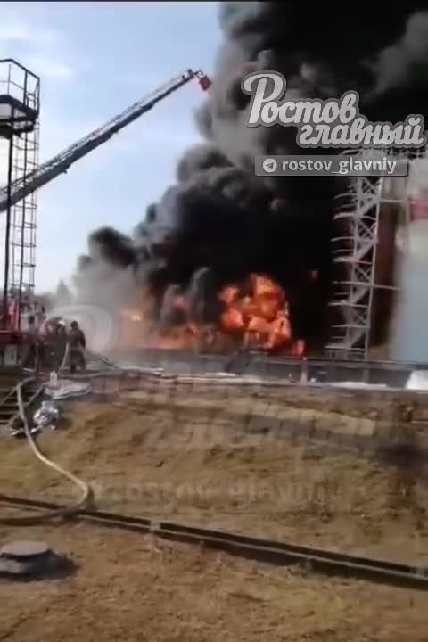 Il deposito petrolifero nel villaggio Pavlovskaya, nella regione di Krasnodar, è ancora in fiamme