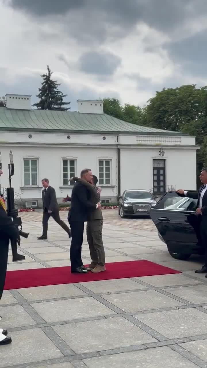 Президентът @AndrzejDuda, преди да замине за срещата на върха на НАТО, се срещна в двореца Белведере с президента на Украйна @ZelenskyyUa