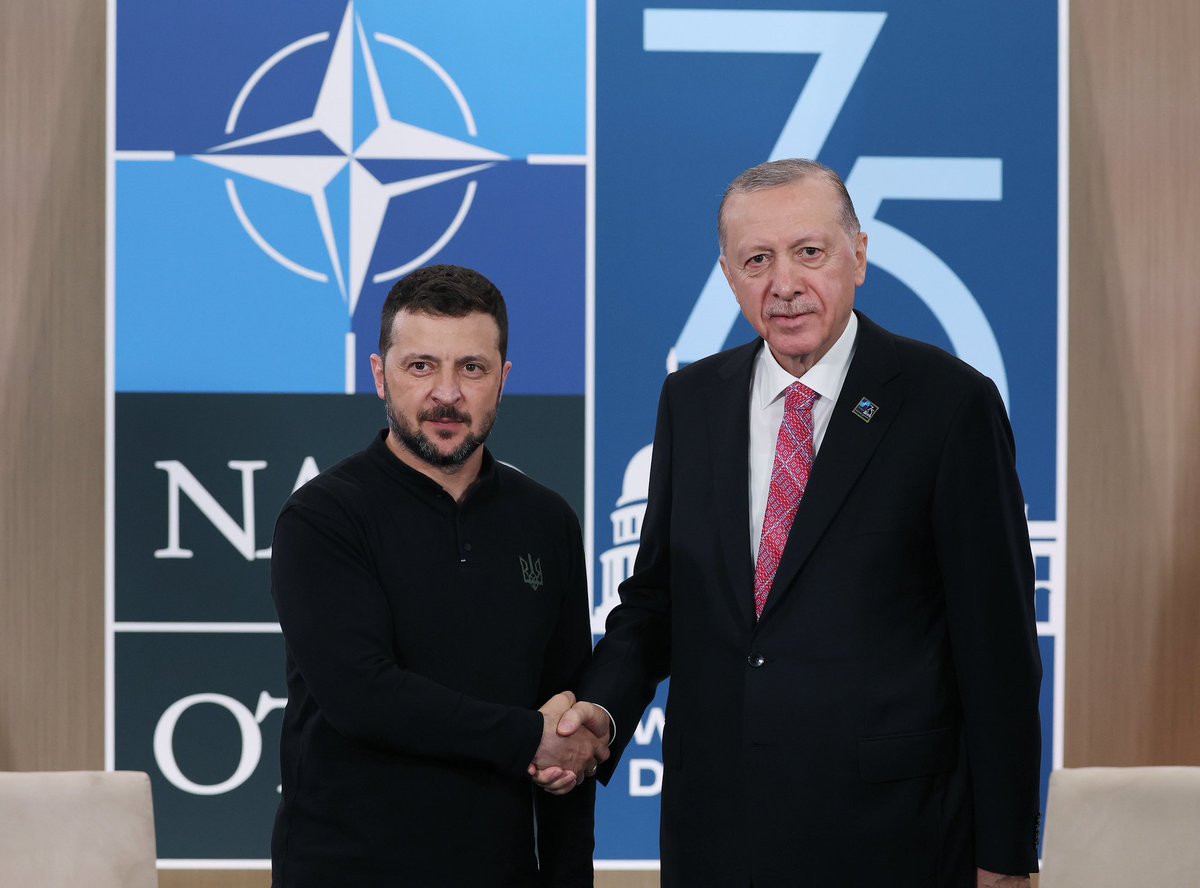 Erdogan rencontre Zelenskiy à Washington.  Au cours de la réunion, le président Erdoğan a déclaré que la Turquie poursuivait ses efforts pour mettre fin à la guerre entre l'Ukraine et la Russie par une paix juste et que les travaux avaient commencé pour revitaliser l'Initiative céréalière de la mer Noire. Le président Erdoğan a également déclaré que la Turquie était prête à toute initiative, y compris la médiation, pour jeter les bases de la paix.