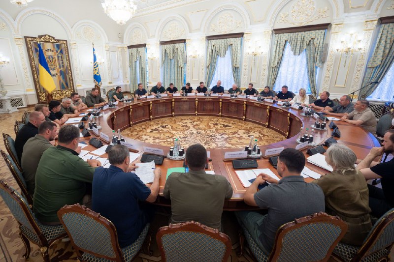 El president Zelensky va mantenir una reunió amb els caps de les administracions militars regionals. Els temes clau van ser la situació operativa a les regions, fortificacions, energia i seguretat