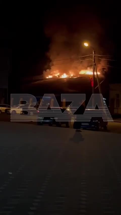 Brand in de fabriek in Korenevo in de regio Koersk als gevolg van een drone-aanval