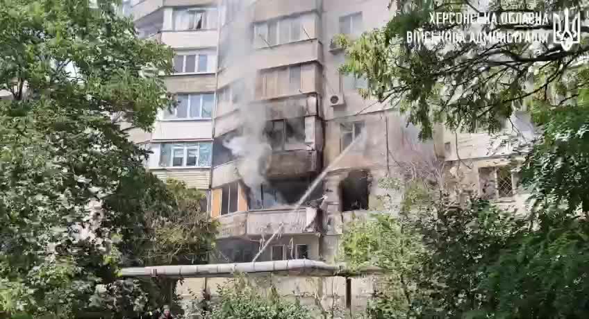 Una casa residencial fue alcanzada por un bombardeo ruso en Kherson