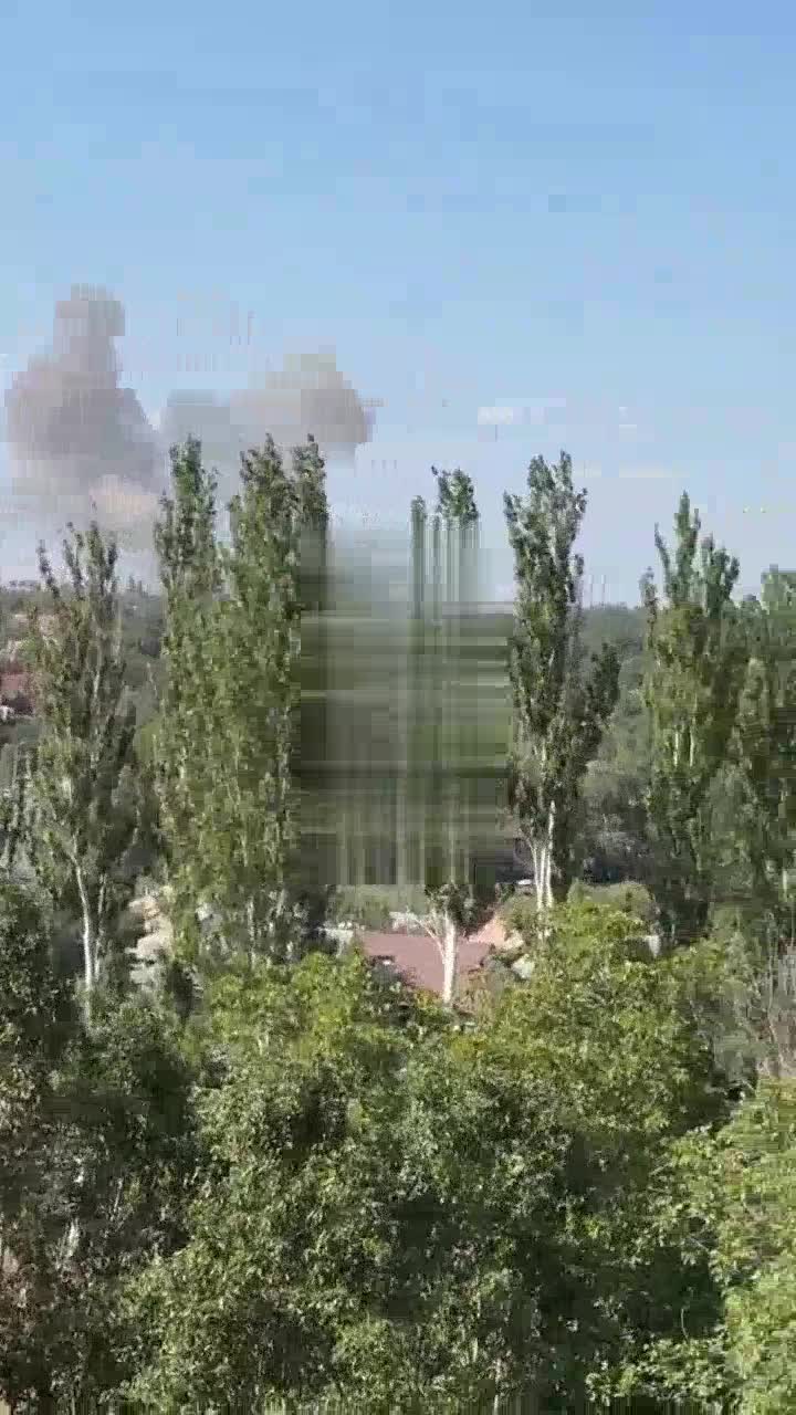 Dim se diže u Pokrovsku nakon bombardiranja