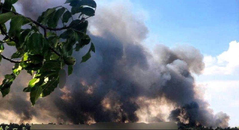 Veliki požar nakon bombardiranja u blizini Malokahovke u Hersonskoj oblasti