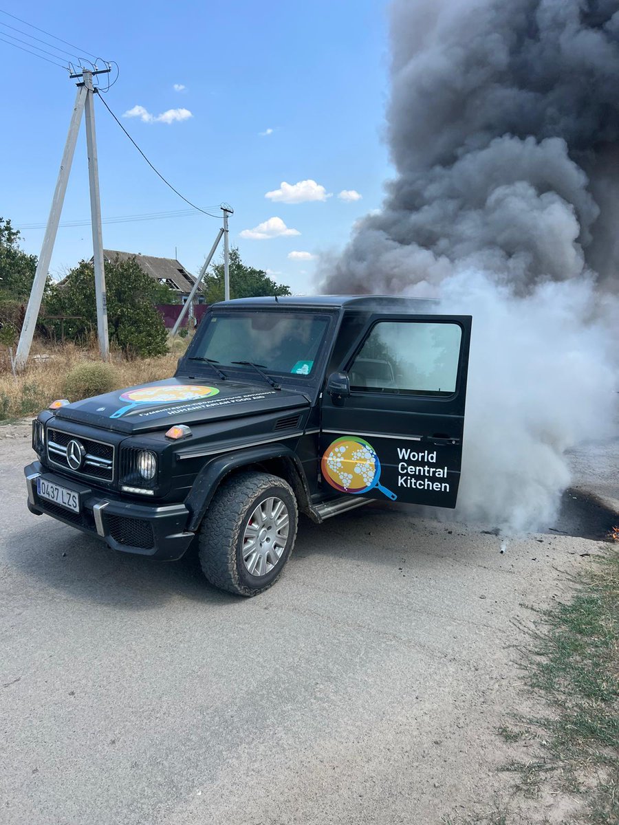 צוות המטבח המרכזי העולמי באוקראינה בטוח לאחר שרכב הסיוע המשוריין המסומן בבירור של הארגון נפגע על ידי מזלט רוסי מצויד במטען חבלה ליד אולכסנדריקה