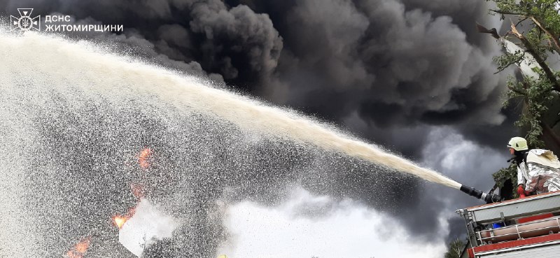 Οι πυροσβέστες έσβησαν τις φωτιές ως αποτέλεσμα επίθεσης με drone στην περιφέρεια Zhytomyr. 10 ιδιωτικές κατοικίες και μια υποδομή υπέστησαν ζημιές απόψε