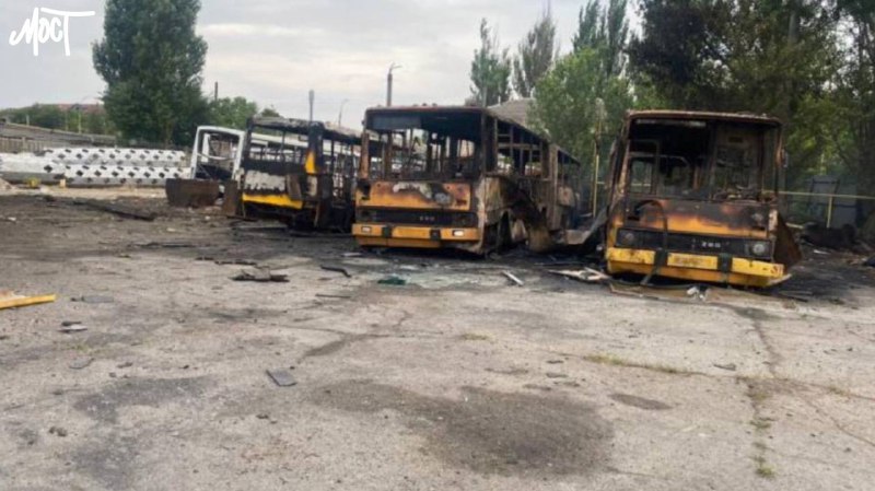 Flera bussar har brunnit i Cherson efter att Shahed skräp fallit